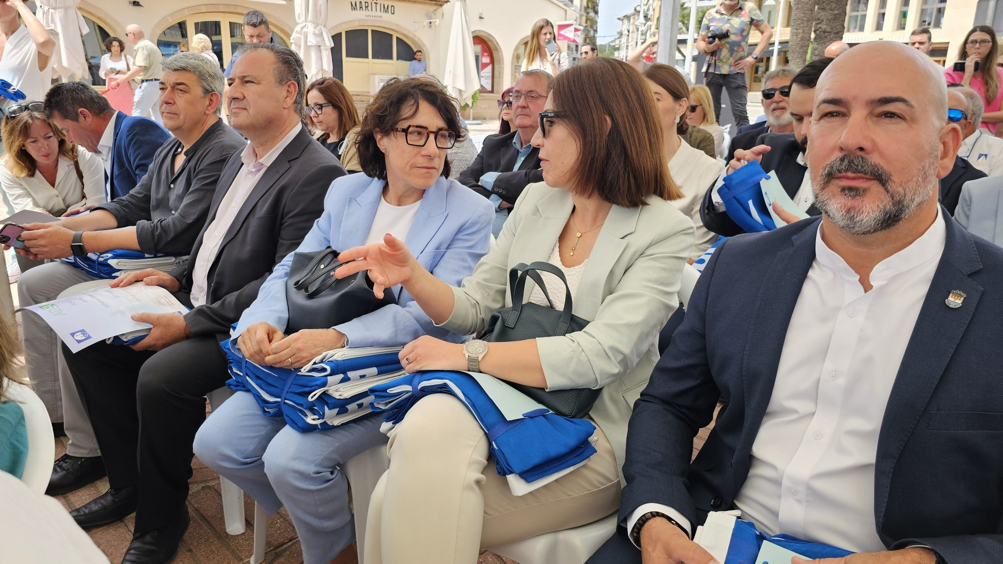 Villajoyosa recoge las 6 banderas azules que reconocen la calidad de sus playas y la bandera azul del Club Náutico – Ahora Marina Baixa
