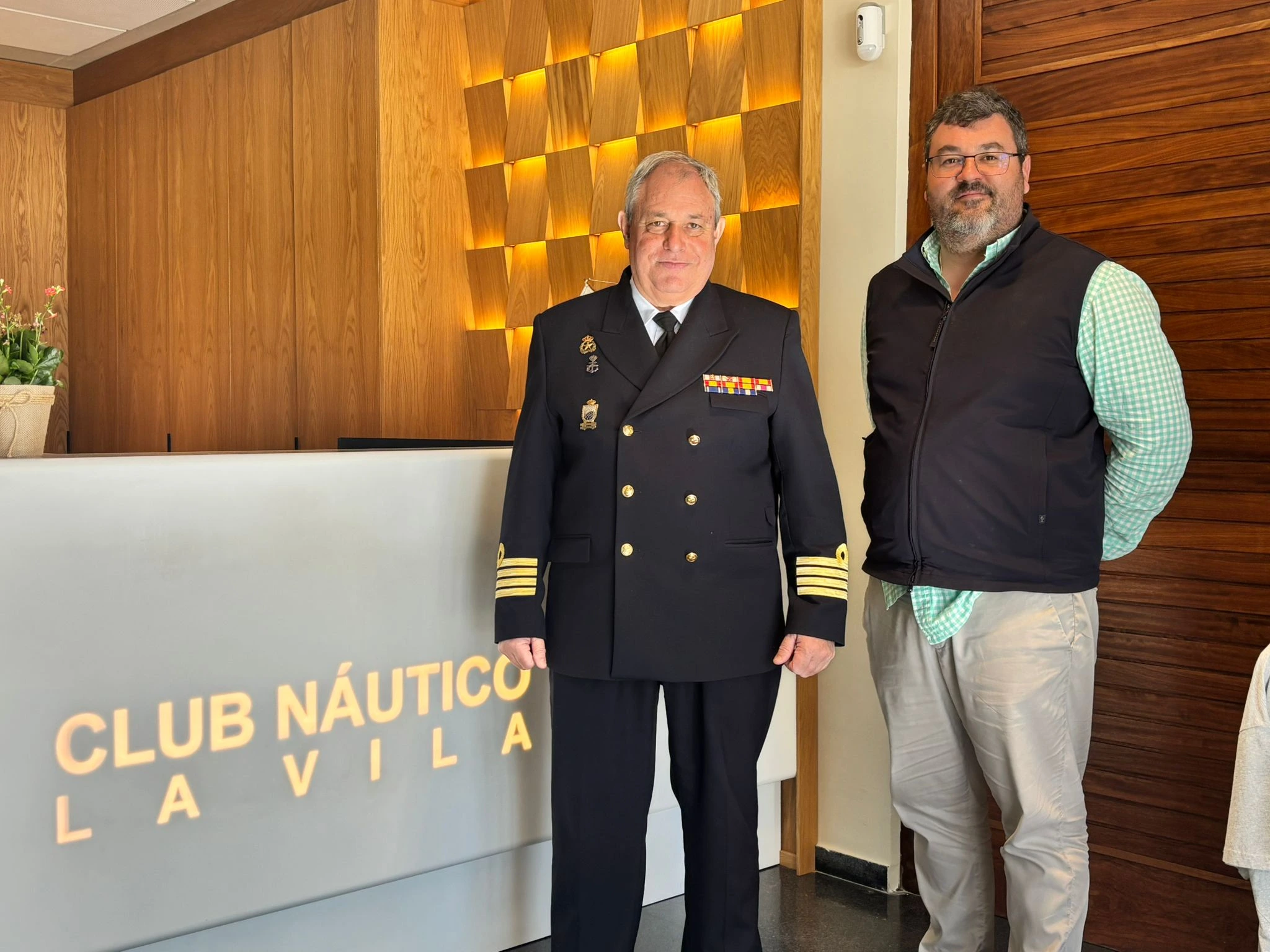 El Club Nàutic La Vila Joiosa recibe la visita del Comandante Naval de Alicante, D. Rafael Torrecillas
